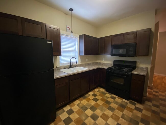 Building Photo - 923 Russel St - 3/Bed 1.5/Bath located in the Edison neighborhood