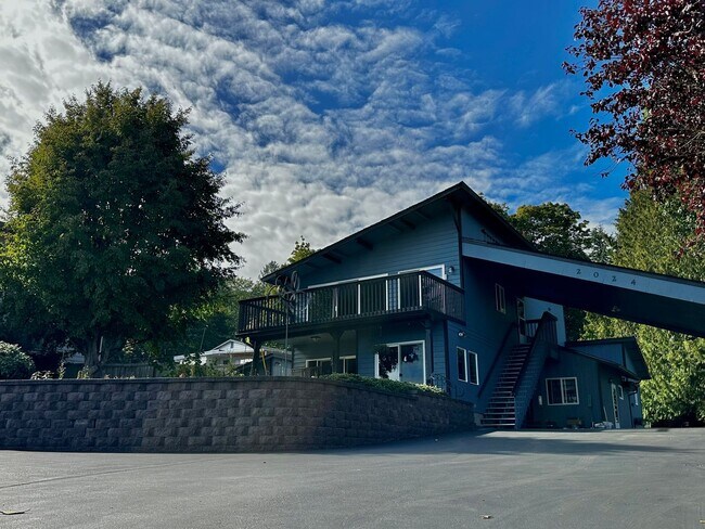 Building Photo - Newly Remodeled Top-Floor Duplex w/ Lake a...