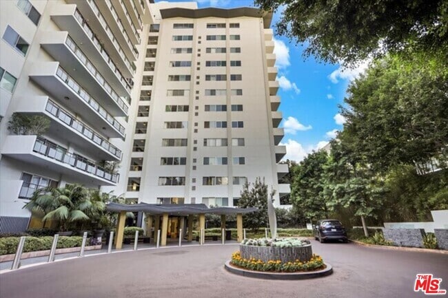 Building Photo - 1155 N La Cienega Blvd