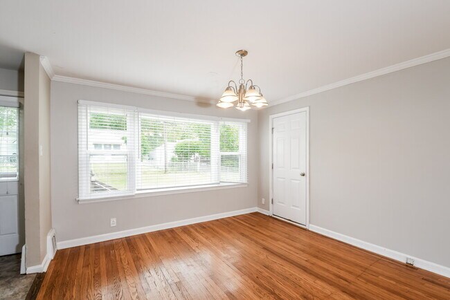 Building Photo - 1123 Roxton Dr