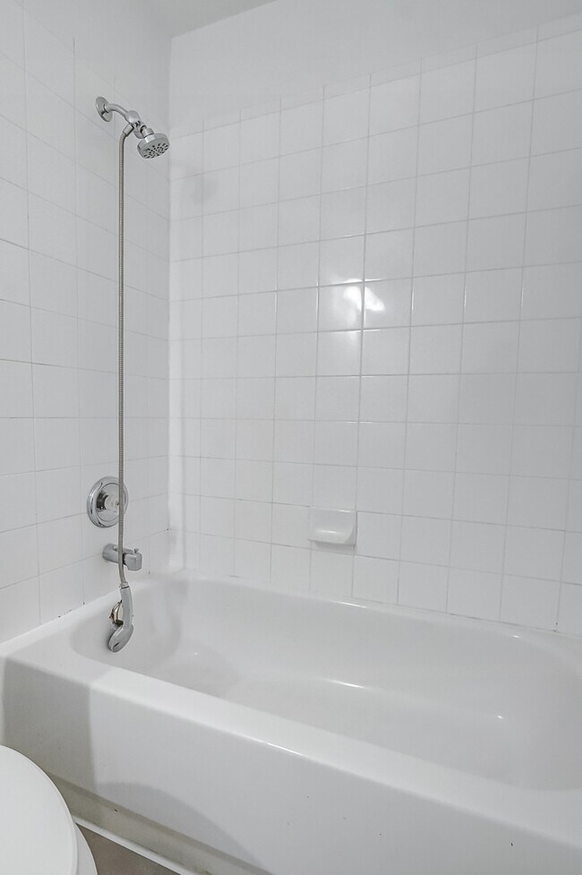 Building Photo - 15806 Land View Dr