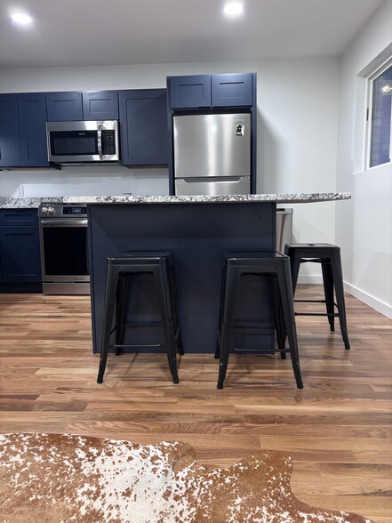 Kitchen island w bar stools - 1313 E 48th St