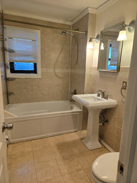 Building Photo - 401 US-22