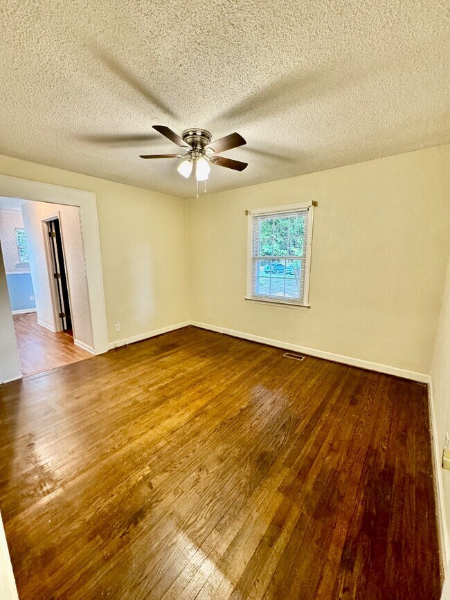 Building Photo - 1005 Kalmia St