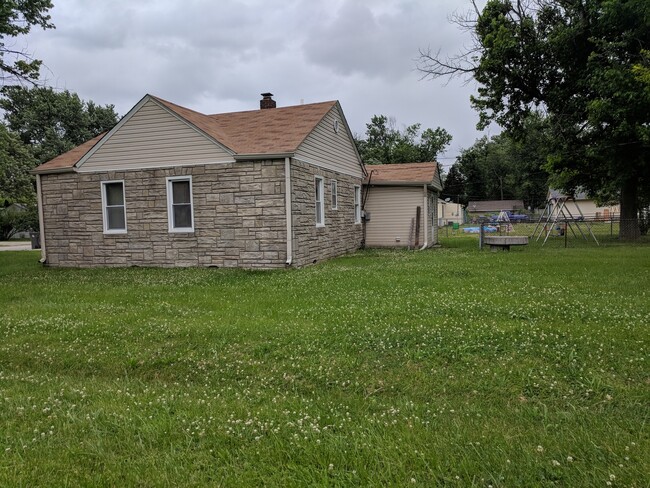 Building Photo - A great 3 bedroom, 1 bath with nice applia...