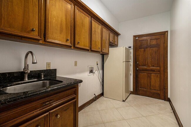Building Photo - 8007 Vintage Creek Dr