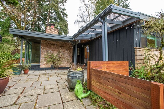 Building Photo - Magnolia 4 bedroom, 3 bathroom