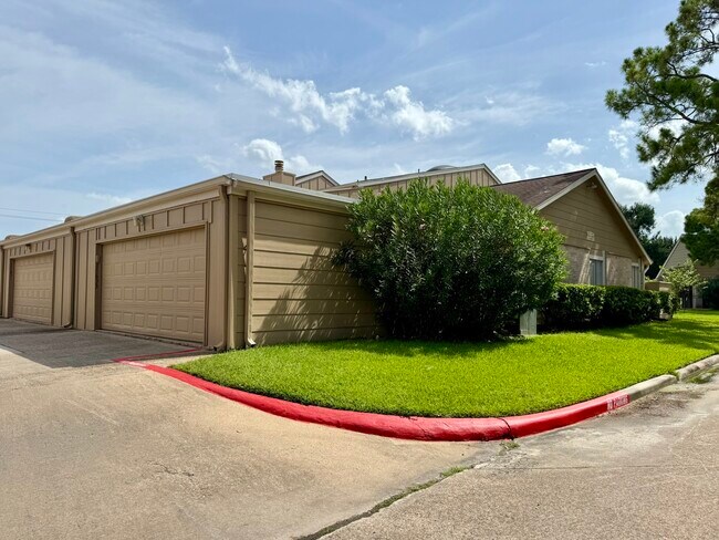 Building Photo - 11633 Village Pl Dr