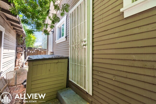 Building Photo - 307 W 7th St