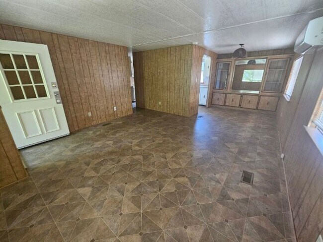 Building Photo - 571 Clover Dr