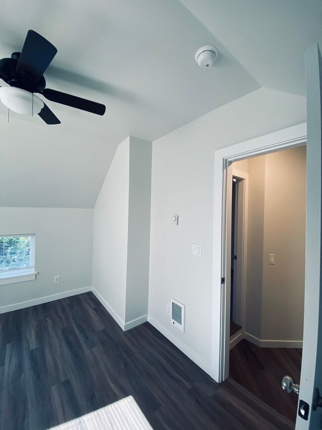 Building Photo - Newly Renovated Everett Apartment