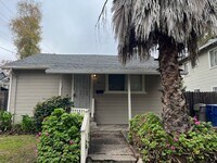 Building Photo - DARLING 2 BEDROOM HOUSE!!