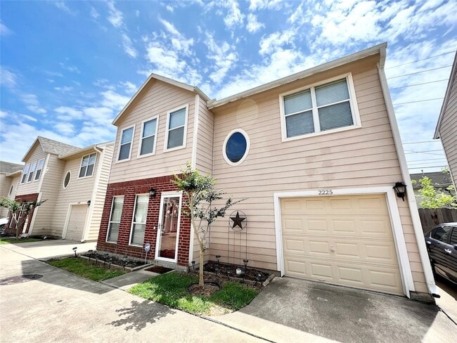 Building Photo - 2225 Naomi St