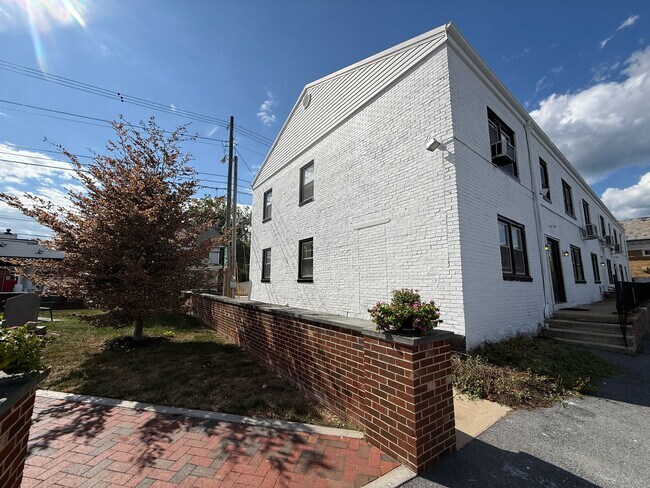 Building Photo - Renovated Apartments on Main Street in Mye...