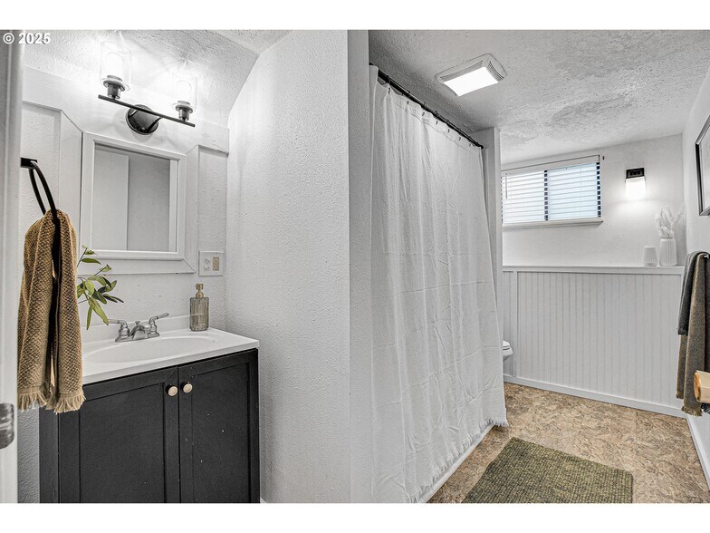 Lower bathroom - 8325 SW Terwilliger Blvd