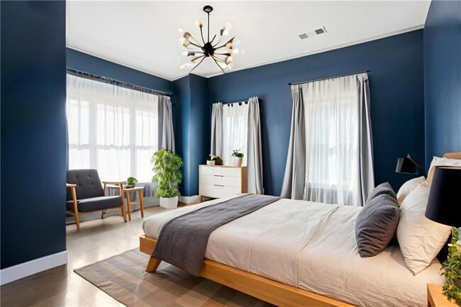 Building Photo - 1025 Oak St SW