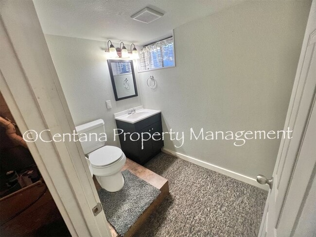 Building Photo - Large 2 bedroom house with an oversized ga...