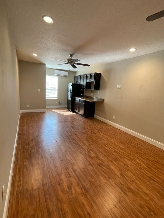 Building Photo - Downtown Tavares Studio Apartment