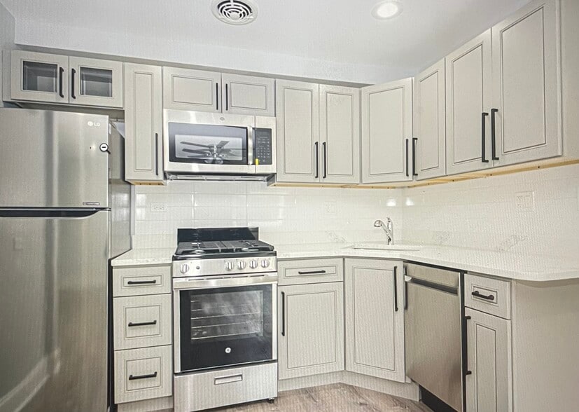 Building Photo - 7602 N Eastlake Ter