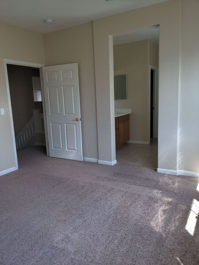 Building Photo - Low maintenance home in Green Valley!