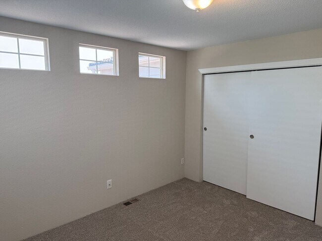 Building Photo - Spacious 4-bed, 3-bath home on a quiet cul-de-sac — no lawn maintenance required.