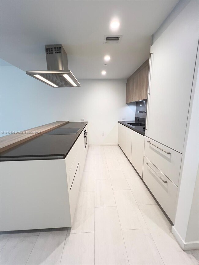 Building Photo - 1000 Brickell Plaza