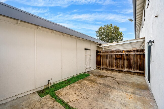 Building Photo - 9615 Adams Ave