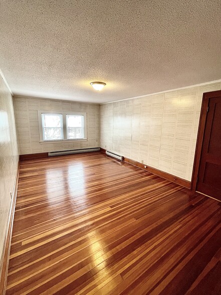 Living/dining space - 50 Bretton Rd