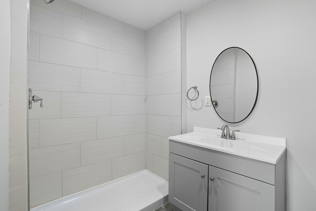 Building Photo - 2409 E Queen Ave