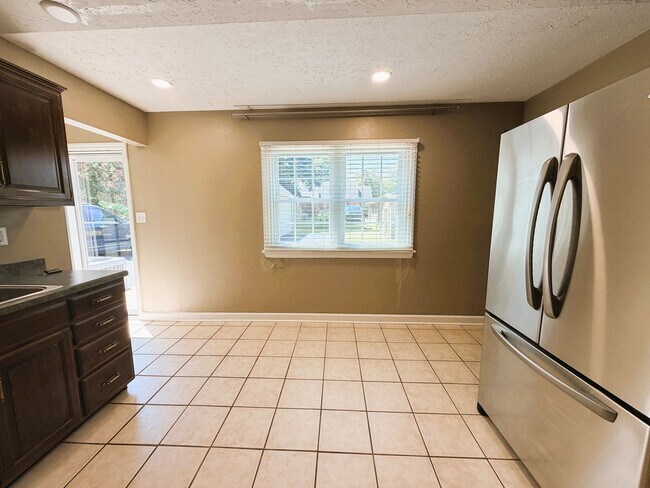 Building Photo - 217 Kewanna Dr