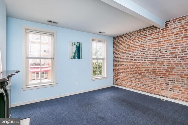 Building Photo - 906 S Charles St
