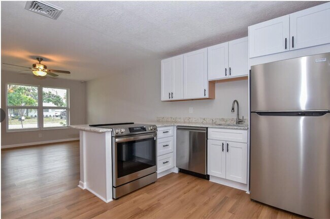 Building Photo - 423 SE Parkway Dr