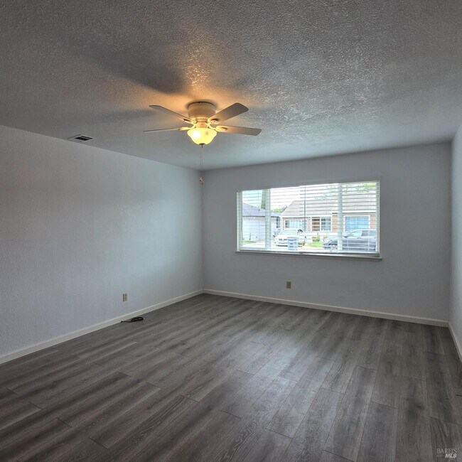 Building Photo - 102 Laurel St