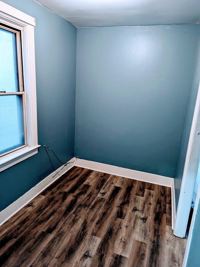 Building Photo - 2431 W Thomas St