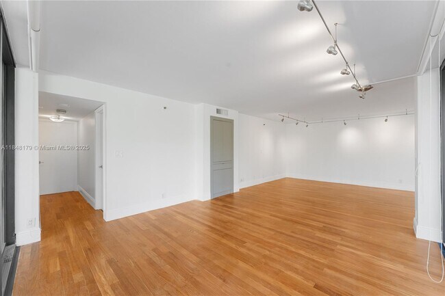 Building Photo - 2843 S Bayshore Dr