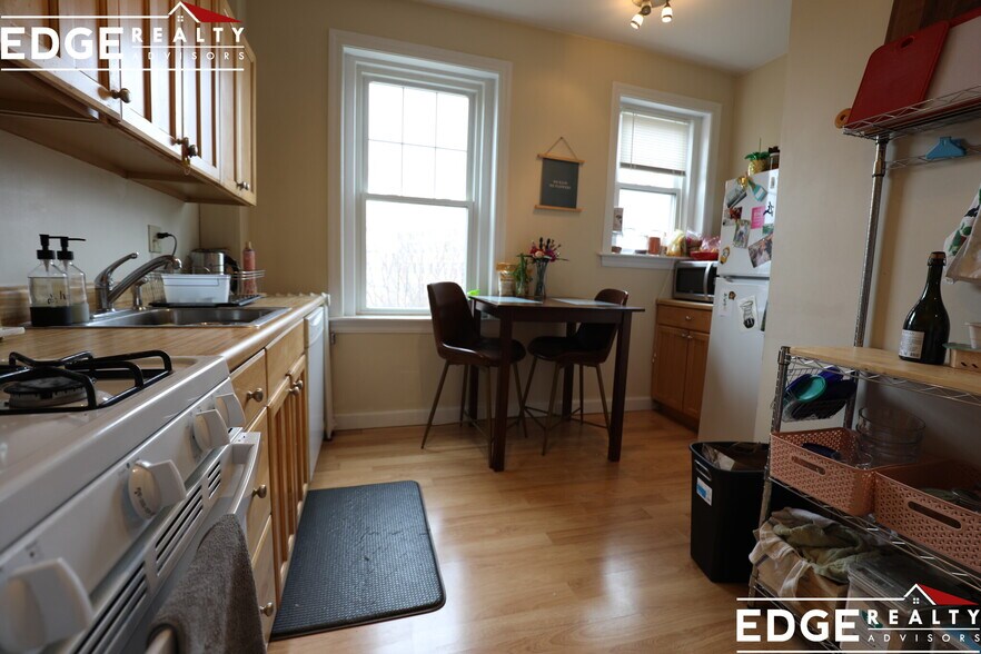 Building Photo - 164 Strathmore Rd