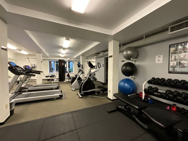 Building Photo - Move-In Special! Urban 1-Bedroom Apartment...