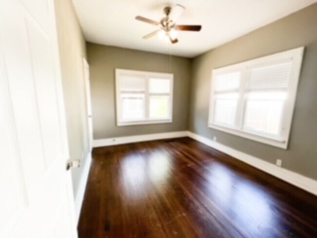 Building Photo - 3 Bedroom & 1 Bath In Paseo District (Cont...