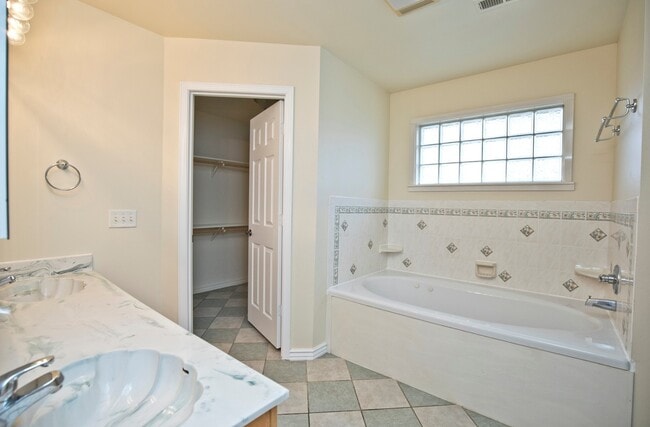 Building Photo - ***402 NE Shasta Court***