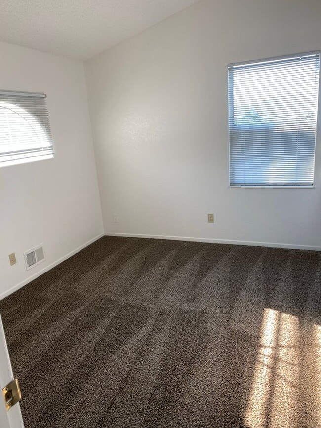 Building Photo - Spacious 4 Bed Home with 3 Car Garage off of Vista!!!!!