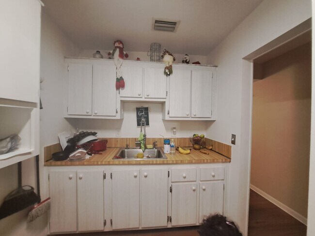 Building Photo - 1839 Fairview Villas Dr