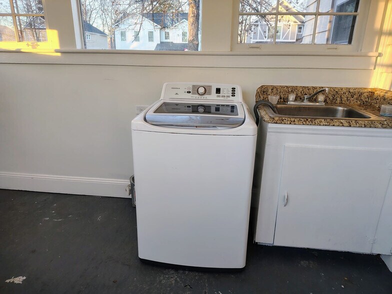 Building Photo - Room in House on Austin Dr