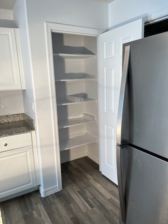 pantry in kitchen - 1043 W Seminole Dr