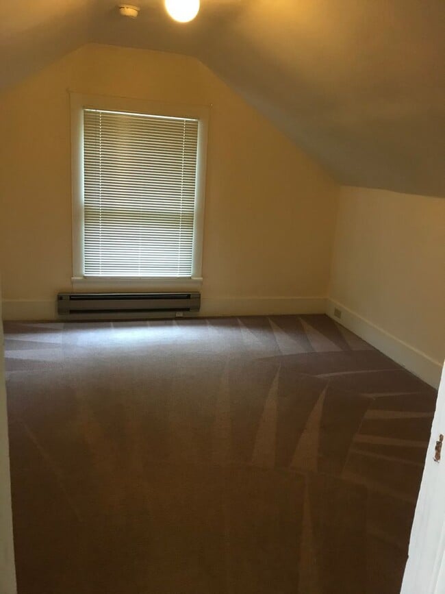 Building Photo - Farmhouse on huge lot