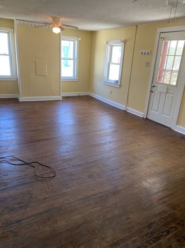 Building Photo - Charming 2 Bedroom with bonus room home in Historic Downtown Morehead City Walking District! Walk...