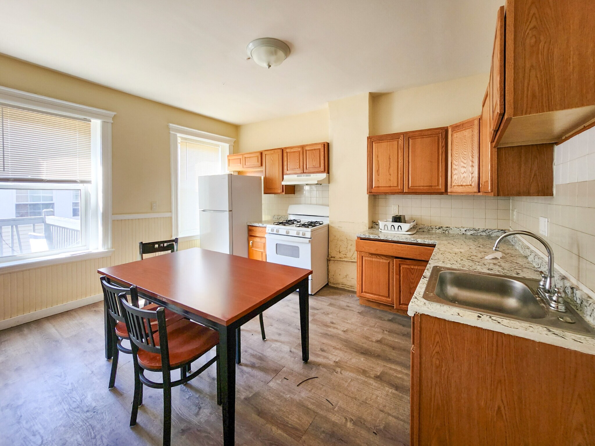 Building Photo - 35 Abbotsford St