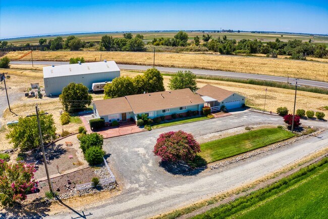 Building Photo - Beautiful 3 Bed / 2 Bath  on 1.8 Acres Ple...