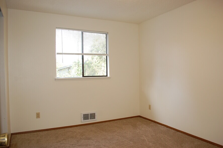 Building Photo - 108 Kensington Ave S