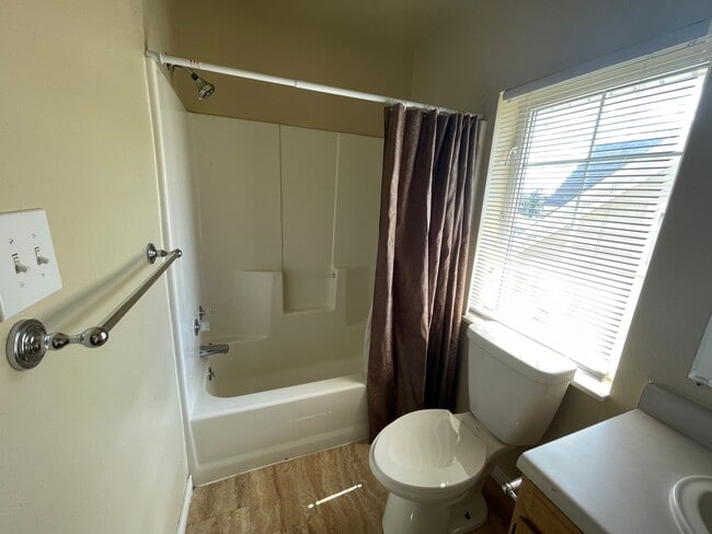 Building Photo - 3 BEDROOM, 2 BATHROOM, VILLAGE CREEK TOWNH...