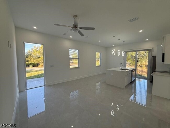 Building Photo - 207 W 15th St